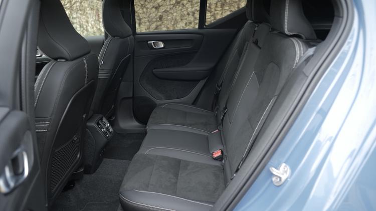VOLVO XC40 ESTATE 2.0 B4P Plus Pro Black Edition 5dr Auto